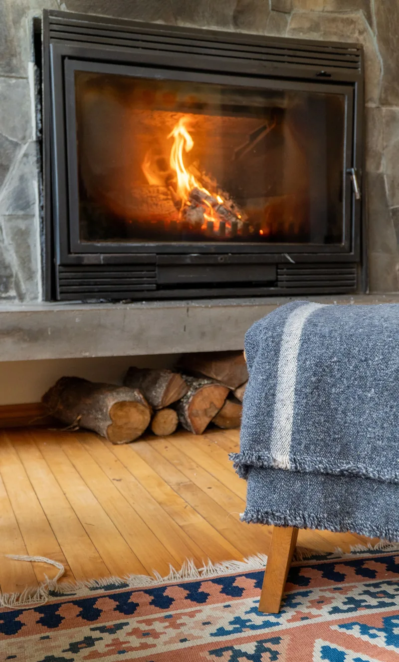 Cheminée moderne aux flammes vives dans un intérieur contemporain.