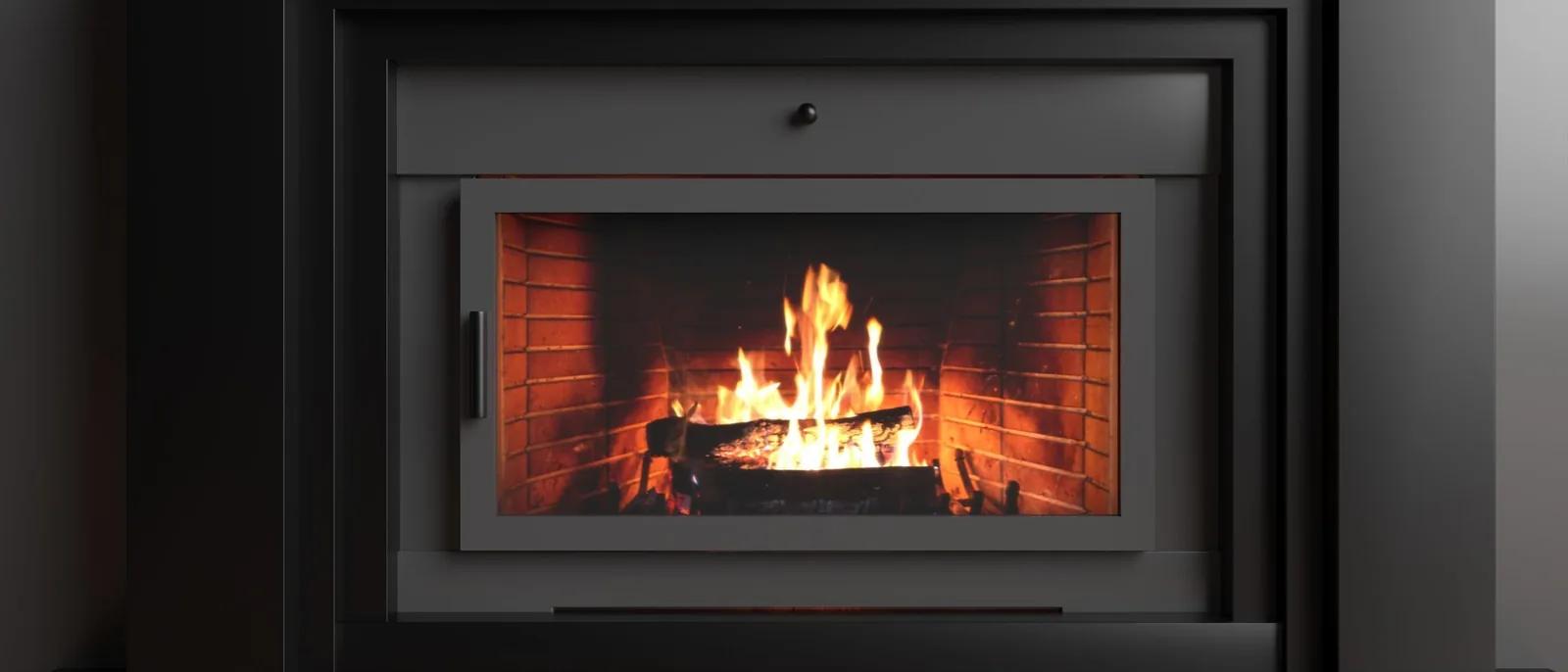 Une cheminée avec des bûches incandescentes et un intérieur en briques, entourée d'un cadre en métal noir.