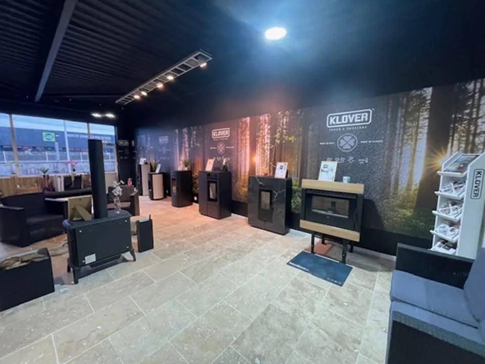 Showroom de CHALEUR HABITAT 28 à Vernouillet : poêles et inserts exposés.